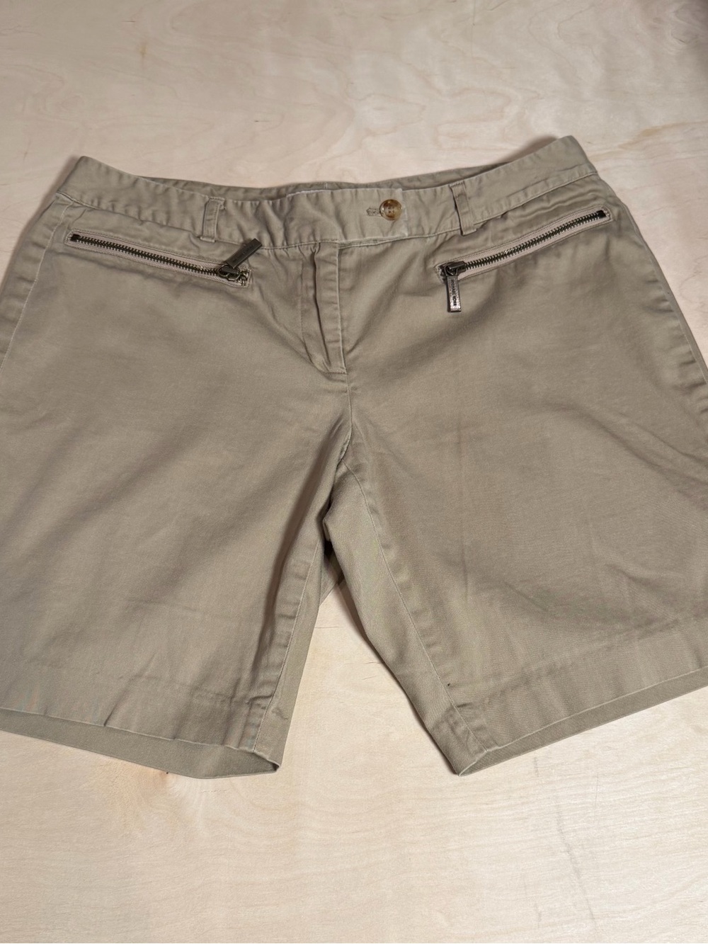 Women’s Michael Kors Bermuda Khaki Shorts With Zipper Pockets Size 6 Pre-Owned